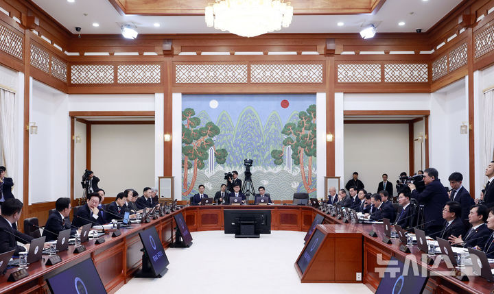 [서울=뉴시스] 최동준 기자 = 이재명 대통령이 지난달 30일 청와대에서 열린 국무회의에서 발언하고 있다. 2025.12.30. photocdj@newsis.com