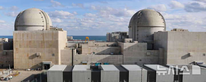 [울산=뉴시스] 배병수 기자 = 30일 원자력안전위원회로부터 신규가동허가를 받은 새울3호기 (오른쪽).(사진=새울원자력본부 제공).2025.12.30.photo@newsis.com. *재판매 및 DB 금지