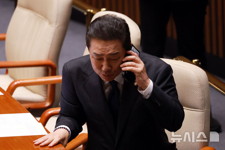 [서울=뉴시스] 고승민 기자 = 김병기 전 더불어민주당 원내대표가 30일 서울 여의도 국회에서 열린 본회의에서 전화 통화를 하며 회의장 밖으로 나가고 있다. 2025.12.30. kkssmm99@newsis.com