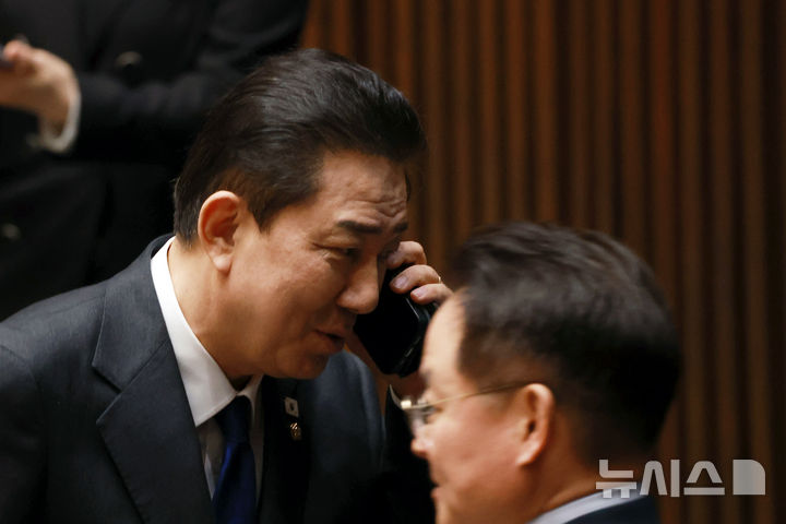 [서울=뉴시스] 고승민 기자 = 김병기 전 더불어민주당 원내대표가 30일 서울 여의도 국회에서 열린 본회의에서 전화 통화를 하며 회의장 밖으로 나가고 있다. 2025.12.30. kkssmm99@newsis.com