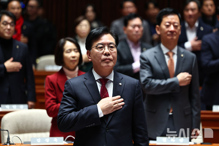 [서울=뉴시스] 김명년 기자 = 송언석 국민의힘 원내대표가 30일 오후 서울 여의도 국회에서 열린 의원총회에서 국민의례하고 있다. 2025.12.30. kmn@newsis.com