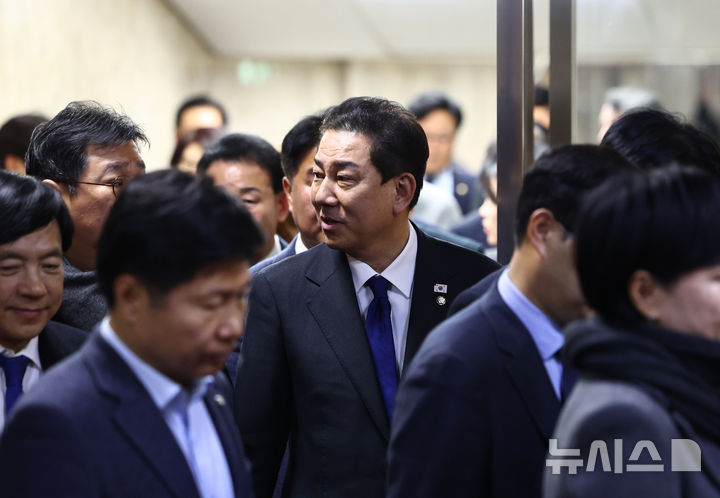 경찰, 김병기 '공천헌금·고가오찬 의혹' 전방위 수사…관계자 줄소환