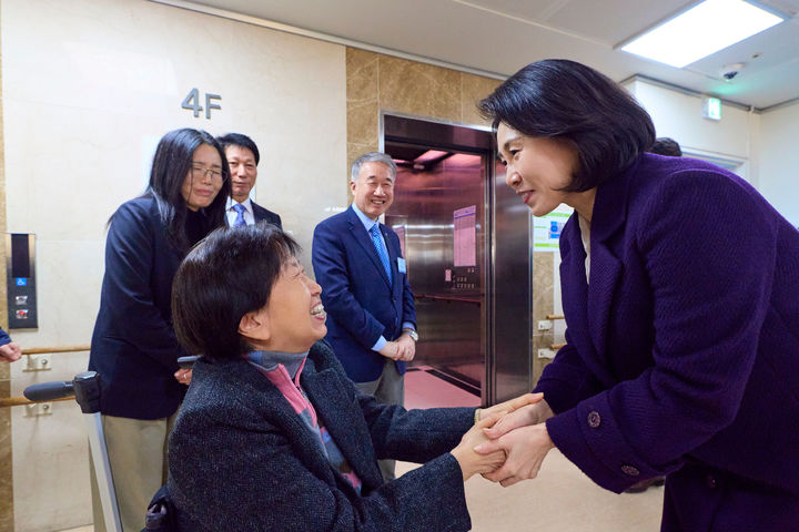 [서울=뉴시스] 최동준 기자 = 김혜경 여사가 30일 서울 종로장애인복지관을 방문해 배식 봉사에 앞서 황혜경 푸르메재단 설립자와 인사하고 있다. (사진=청와대 제공) 2025.12.30. photo@newsis.com *재판매 및 DB 금지