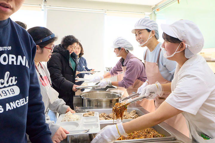 [서울=뉴시스] 최동준 기자 = 김혜경 여사가 30일 서울 종로장애인복지관을 방문해 배식 봉사를 하고 있다. (사진=청와대 제공) 2025.12.30. photo@newsis.com *재판매 및 DB 금지