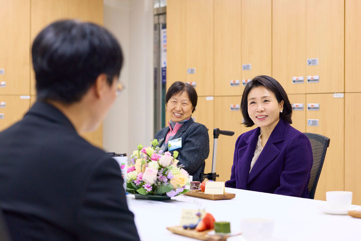 [서울=뉴시스] 최동준 기자 = 김혜경 여사가 30일 서울 종로장애인복지관을 방문해 배식 봉사에 앞서 참석자들과 환담하고 있다. (사진=청와대 제공) 2025.12.30. photo@newsis.com *재판매 및 DB 금지
