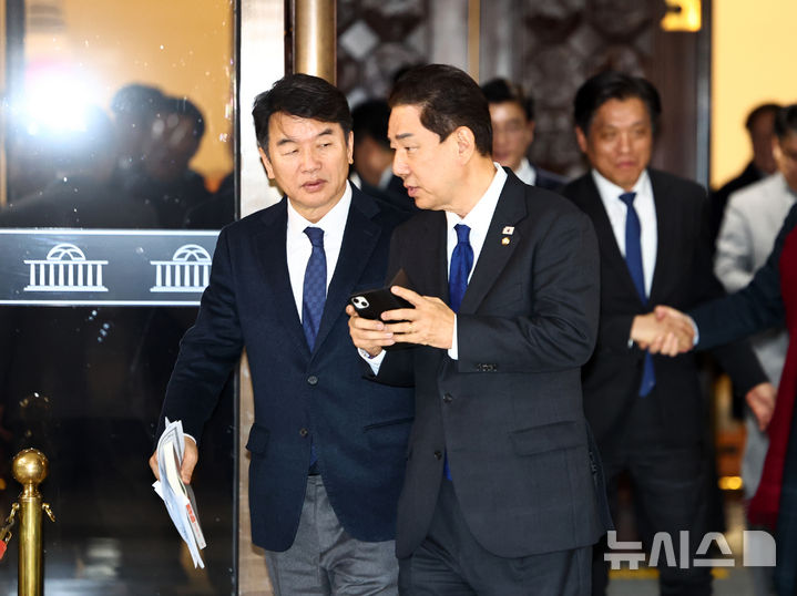 [서울=뉴시스] 김명년 기자 = 김병기 더불어민주당 전 원내대표가 30일 서울 여의도 국회에서 본회의를 마치고 이동하고 있다. 2025.12.30. kmn@newsis.com