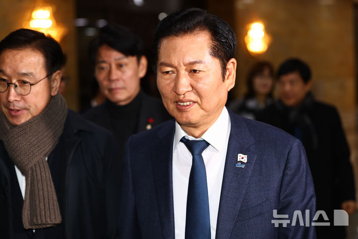 [서울=뉴시스] 김명년 기자 = 정청래 더불어민주당 대표가 30일 서울 여의도 국회에서 본회의를 마치고 이동하고 있다. 2025.12.30. kmn@newsis.com