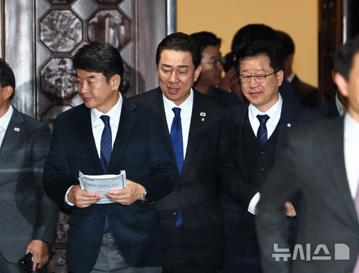 [서울=뉴시스] 김명년 기자 = 김병기 더불어민주당 전 원내대표가 지난달 30일 서울 여의도 국회에서 본회의를 마치고 이동하고 있다. 2025.12.30. kmn@newsis.com