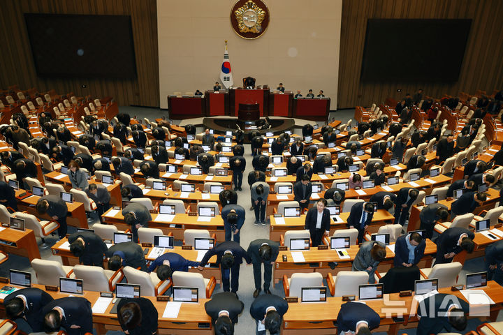 [서울=뉴시스] 고승민 기자 = 우원식 국회의장과 여야 의원들이 30일 서울 여의도 국회에서 열린 본회의에서 안건들을 처리한 후 국민들을 향해 인사하고 있다. 2025.12.30. kkssmm99@newsis.com
