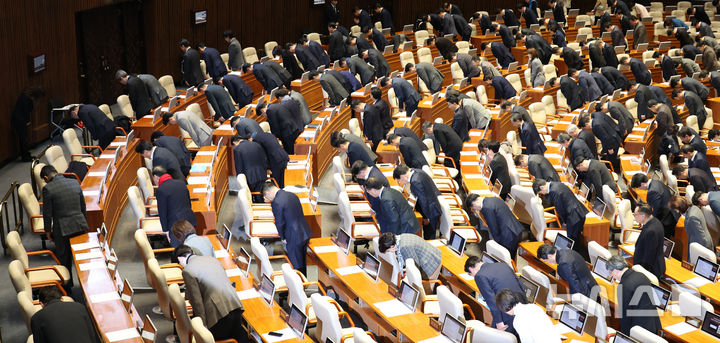 [서울=뉴시스] 김금보 기자 = 국회의원들이 30일 서울 여의도 국회에서 열린 제430회국회(임시회) 3차 본회의에서 올해 마지막 본회의를 마치며 국민들에게 인사하고 있다. 2025.12.30. kgb@newsis.com