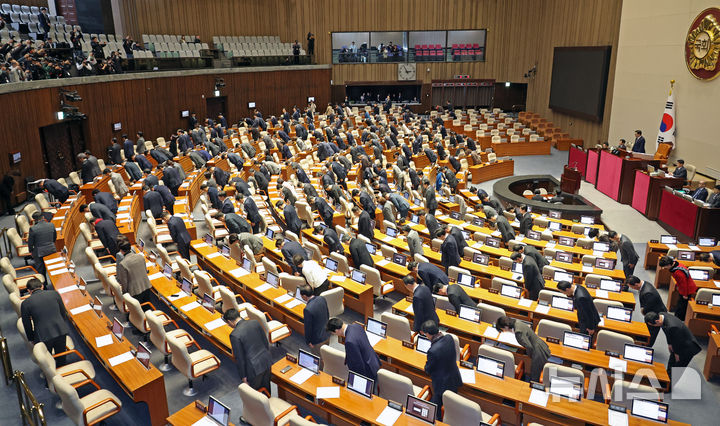 [서울=뉴시스] 김금보 기자 = 국회의원들이 30일 서울 여의도 국회에서 열린 제430회국회(임시회) 3차 본회의에서 올해 마지막 본회의를 마치며 국민들에게 인사하고 있다. 2025.12.30. kgb@newsis.com