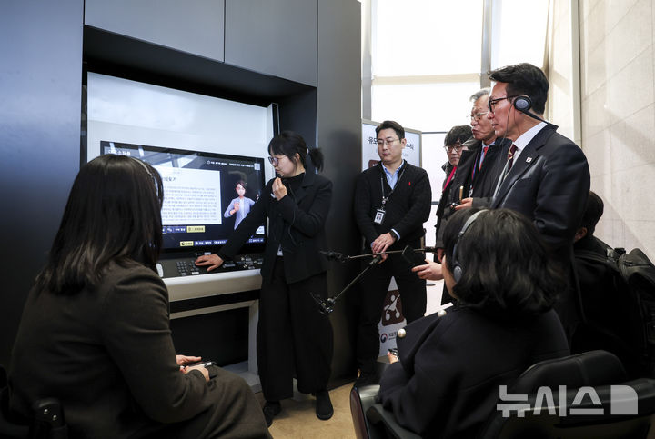 [서울=뉴시스] 정병혁 기자 = 김민석 국무총리가 지난달 30일 서울 용산구 국립중앙박물관을 찾아 배리어프리 키오스크를 체험하고 있다. (사진은 기사와 직접 관련이 없습니다.) 2026.01.28. jhope@newsis.com