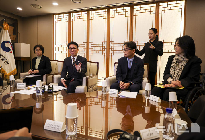 [서울=뉴시스] 정병혁 기자 = 김민석 국무총리가 30일 서울 용산구 국립중앙박물관에서 열린 배리어프리 키오스크 현장간담회에서 인사말을 하고 있다. 2025.12.30. jhope@newsis.com