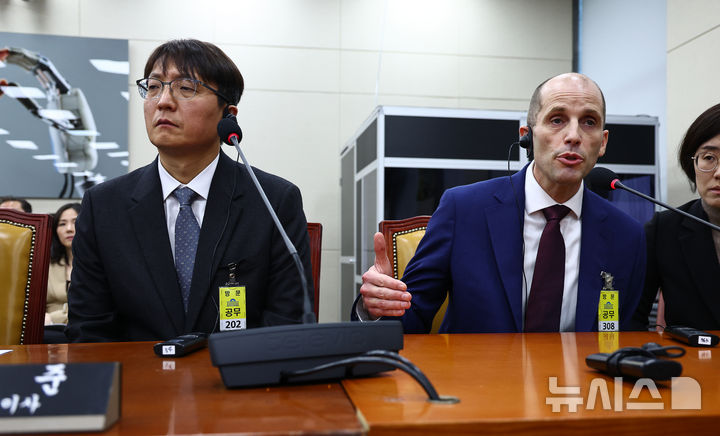 [서울=뉴시스] 김명년 기자 = 해롤드 로저스(오른쪽) 쿠팡 대표이사가 30일 서울 여의도 국회에서 열린 쿠팡 침해사고 및 개인정보 유출, 불공정 거래, 노동환경 실태 파악과 재발방지 대책 마련을 위한 연석 청문회에서 의원 질의에 답변하고 있다. 왼쪽은 박대준 전 쿠팡 대표이사. 2025.12.30. kmn@newsis.com