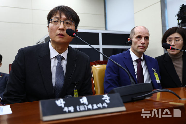 [서울=뉴시스] 김명년 기자 = 박대준 전 쿠팡 대표이사가 30일 서울 여의도 국회에서 열린 쿠팡 침해사고 및 개인정보 유출, 불공정 거래, 노동환경 실태 파악과 재발방지 대책 마련을 위한 연석 청문회에서 의원 질의에 답변하고 있다. 오른쪽은 해롤드 로저스 쿠팡 대표이사. 2025.12.30. kmn@newsis.com