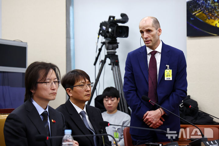 [서울=뉴시스] 김명년 기자 = 해롤드 로저스 쿠팡 대표이사가 30일 서울 여의도 국회에서 열린 쿠팡 침해사고 및 개인정보 유출, 불공정 거래, 노동환경 실태 파악과 재발방지 대책 마련을 위한 연석 청문회에서 지난 11월 제주에서 새벽배송을 하다 숨진 택배기사 오승용 씨의 누나 오혜리 씨에게 사과하고 있다. 2025.12.30. kmn@newsis.com