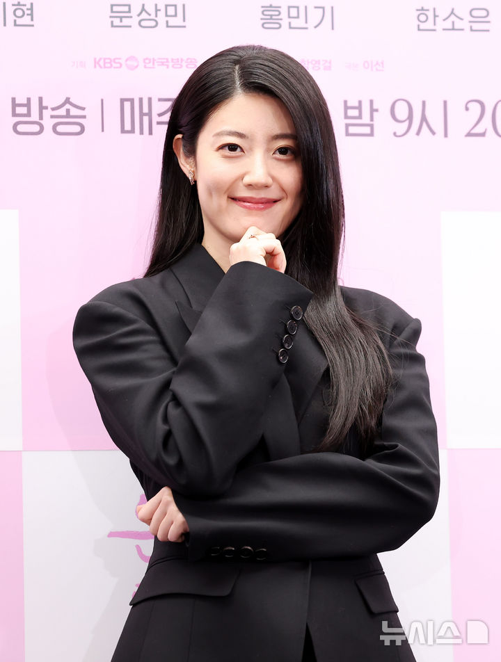 [서울=뉴시스] 김혜진 기자 = 배우 남지현이 30일 오후 서울 마포구 스탠포드호텔에서 열린 KBS2 새 토일 미니시리즈 '은애하는 도적님아'(극본 이선, 연출 함영걸) 제작발표회에서 포즈를 취하고 있다. 2025.12.30. jini@newsis.com