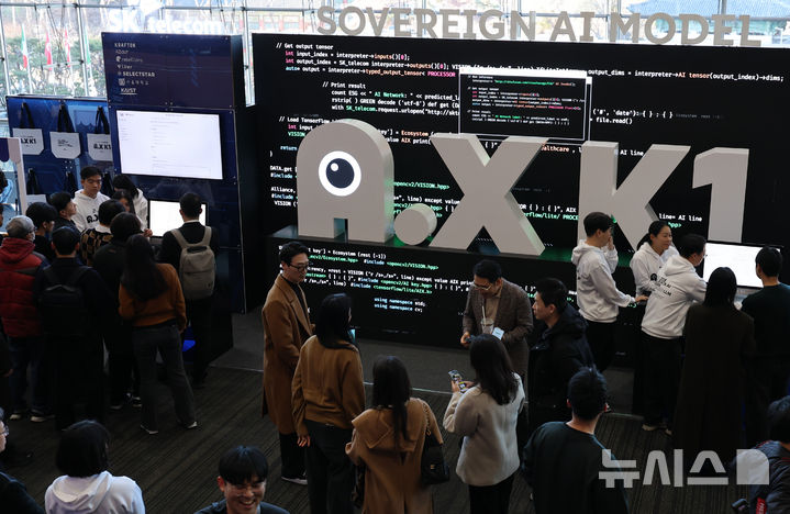 [서울=뉴시스] 이영환 기자 = 30일 오후 서울 강남구 코엑스에서 열린 독자 AI 파운데이션 모델 프로젝트 1차 발표회에서 SK텔레콤 부스를 찾은 시민들이 A.X K1 AI 체험을 하고 있다. 2025.12.30. 20hwan@newsis.com