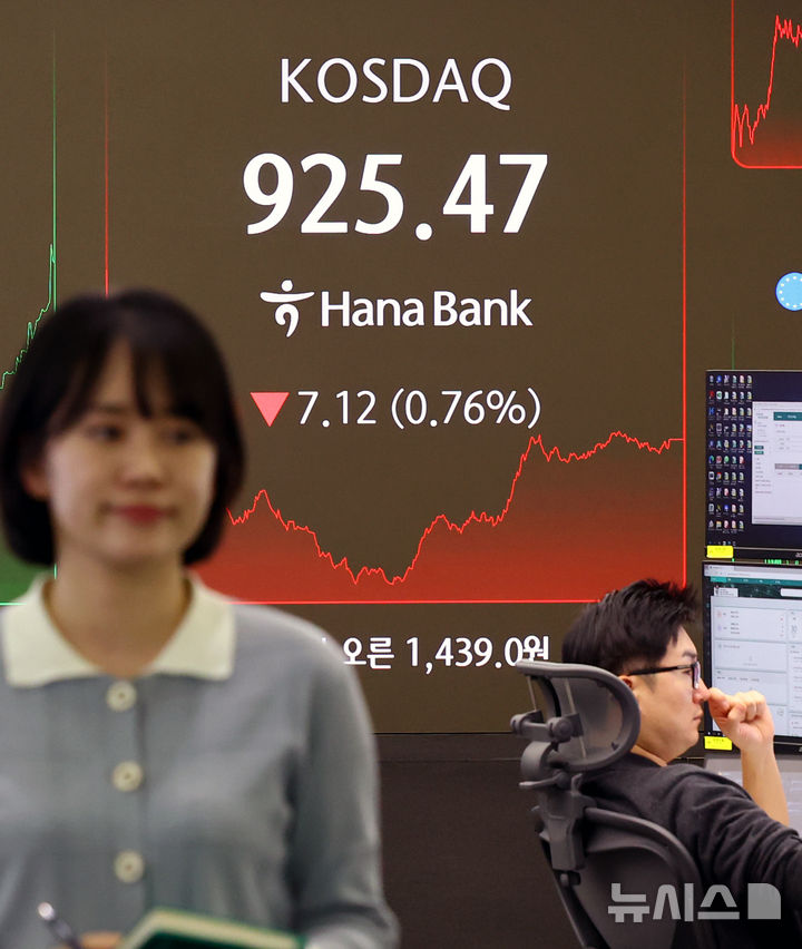 [서울=뉴시스] 박주성 기자 = 30일 오후 서울 중구 하나은행 딜링룸에서 딜러들이 업무를 하고 있다.코스닥지수는 전 거래일(932.59)보다 7.12포인트(0.76%) 하락한 925.47에 거래를 종료했다. 2025.12.30. park7691@newsis.com