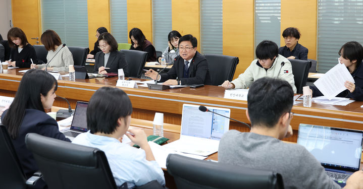 [서울=뉴시스] 김진아 기자 = 최교진 교육부 장관이 지난달 30일 오후 서울역 인근 회의실에서 열린 대학 등록금 관련 총학생회단체 간담회에서 발언을 하는 모습. (사진=교육부 제공) 2025.12.30. photo@newsis.com *재판매 및 DB 금지