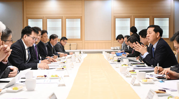 [서울=뉴시스] 김진아 기자 = 구윤철 부총리 겸 기획재정부 장관이 30일 서울 종로구 정부서울청사에서 열린 경제인문사회연구회(경인사연) 간담회에서 발언을 하고 있다. (사진=기획재정부 제공) 2025.12.30. photo@newsis.com *재판매 및 DB 금지