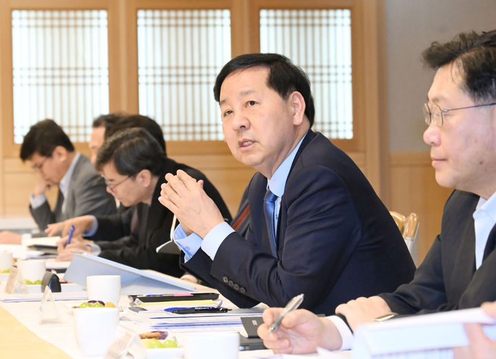 [서울=뉴시스] 김진아 기자 = 구윤철 부총리 겸 기획재정부 장관이 30일 서울 종로구 정부서울청사에서 열린 경제인문사회연구회(경인사연) 간담회에서 발언을 하고 있다. (사진=기획재정부 제공) 2025.12.30. photo@newsis.com *재판매 및 DB 금지