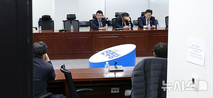[서울=뉴시스] 김금보 기자 = 더불어민주당 3선 의원들이 30일 오후 서울 여의도 국회 의원회관에서 긴급 회동을 하고 있다. 2025.12.30. kgb@newsis.com