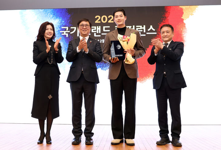 [서울=뉴시스] 최휘영 문화체육관광부 장관이 30일 서울 여의도 국회도서관에서 열린 2025 국가브랜드 컨퍼런스에서 펜싱 오상욱 선수에게 국가브랜드대상 글로벌 스포츠 챔피언십 부문을 시상하고 있다. (사진=문화체육관광부 제공) 2025.12.30. photo@newsis.com *재판매 및 DB 금지