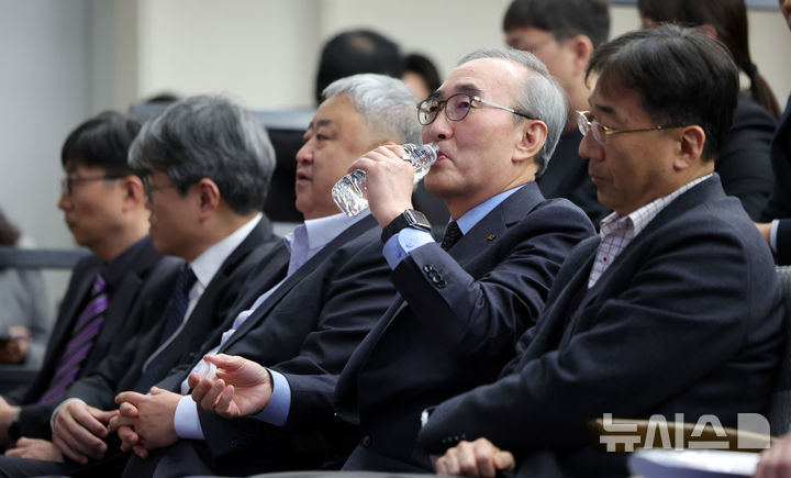 [서울=뉴시스] 홍효식 기자 = 김영섭 KT 대표이사가 30일 오후 서울 종로구 KT 광화문빌딩 웨스트 사옥에서 소액결제 피해 및 침해사고 관련 대고객 사과와 정보보안 혁신 방안 기자브리핑 시작을 기다리며 물을 마시고 있다. 2025.12.30. yesphoto@newsis.com