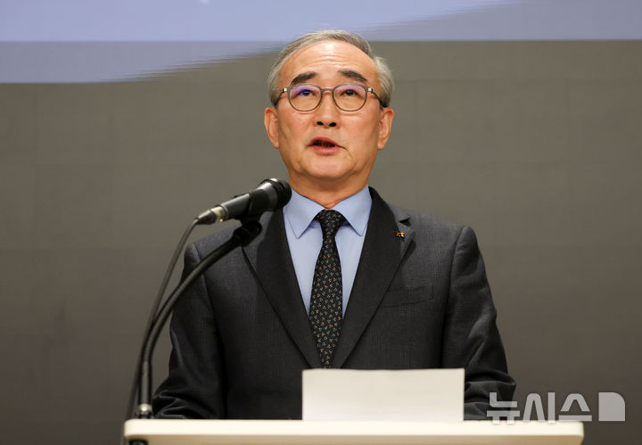 [서울=뉴시스] 홍효식 기자 = 김영섭 KT 대표이사가 30일 오후 서울 종로구 KT 광화문빌딩 웨스트 사옥에서 소액결제 피해 및 침해사고와 관련해 사과를 하고 있다. 2025.12.30. yesphoto@newsis.com
