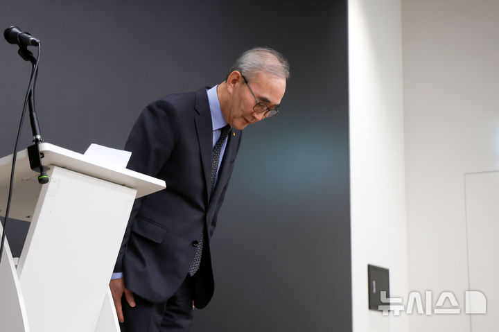 [서울=뉴시스] 홍효식 기자 = 김영섭 KT 대표이사가 30일 오후 서울 종로구 KT 광화문빌딩 웨스트 사옥에서 소액결제 피해 및 침해사고와 관련해 사과를 하고 있다. 2025.12.30. yesphoto@newsis.com