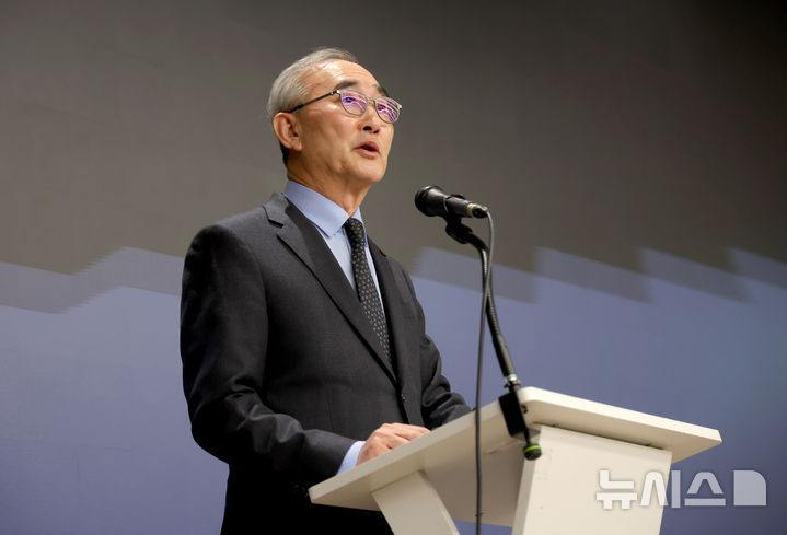 [서울=뉴시스] 홍효식 기자 = 김영섭 KT 대표이사가 30일 오후 서울 종로구 KT 광화문빌딩 웨스트 사옥에서 소액결제 피해 및 침해사고 관련 대고객 사과와 정보보안 혁신 방안 기자브리핑을 하고 있다. 2025.12.30. yesphoto@newsis.com
