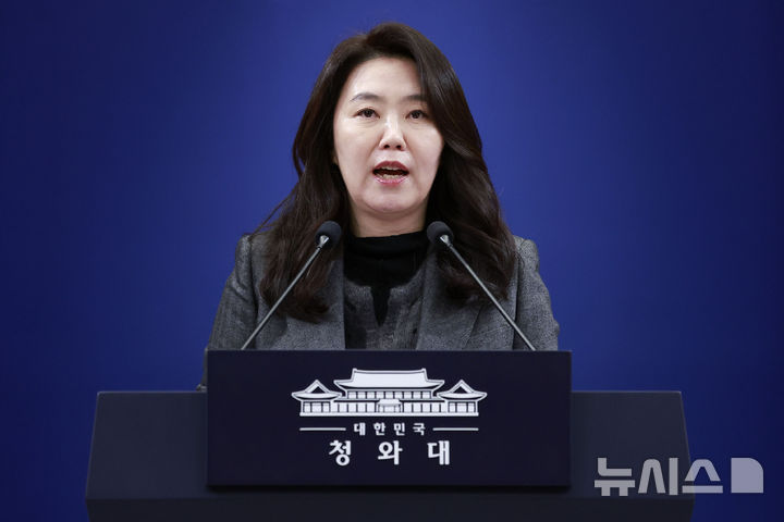 [서울=뉴시스] 최동준 기자 = 강유정 대변인이 30일 청와대 춘추관에서 이재명 대통령 중국 국빈방문 관련 브리핑을 하고 있다. 2025.12.30. photocdj@newsis.com
