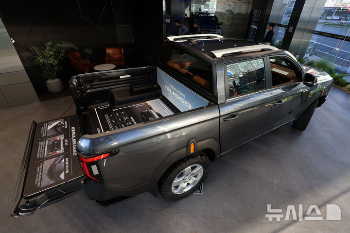 [고양=뉴시스] 조성우 기자 = KG모빌리티(KGM)가 30일 경기도 고양시 KGM 익스피리언스 센터 일산에서 열린 신차 공개 행사에서 신형 픽업트럭 '무쏘(MUSSO)'를 공개하고 있다. 2025.12.31. xconfind@newsis.com