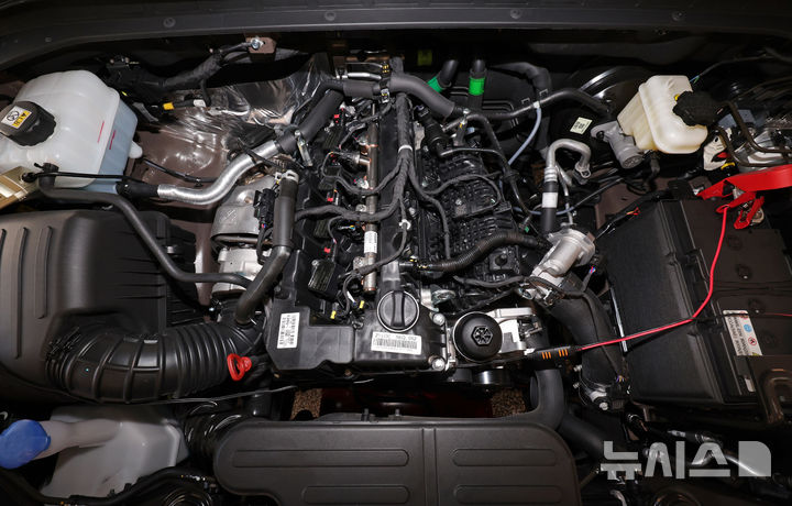 [고양=뉴시스] 조성우 기자 = KG모빌리티(KGM)가 30일 경기도 고양시 KGM 익스피리언스 센터 일산에서 열린 신차 공개 행사에서 신형 픽업트럭 '무쏘(MUSSO)'를 공개했다. 사진은 무쏘 가솔린 모델의 엔진룸 모습. 2025.12.31. xconfind@newsis.com