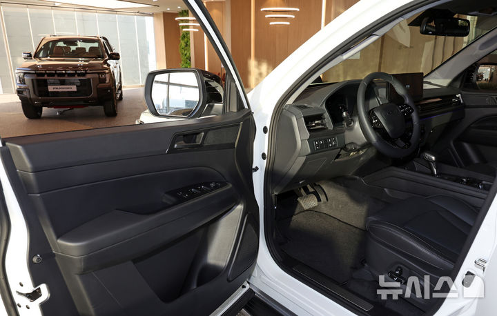 [고양=뉴시스] 조성우 기자 = KG모빌리티(KGM)가 30일 경기도 고양시 KGM 익스피리언스 센터 일산에서 열린 신차 공개 행사에서 신형 픽업트럭 '무쏘(MUSSO)'를 공개했다. 사진은 무쏘의 실내 디자인 모습. 2025.12.31. xconfind@newsis.com