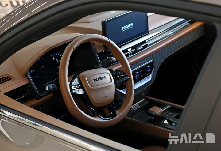 [고양=뉴시스] 조성우 기자 = KG모빌리티(KGM)가 30일 경기도 고양시 KGM 익스피리언스 센터 일산에서 열린 신차 공개 행사에서 신형 픽업트럭 '무쏘(MUSSO)'를 공개했다. 사진은 무쏘의 실내 디자인 모습. 2025.12.31. xconfind@newsis.com