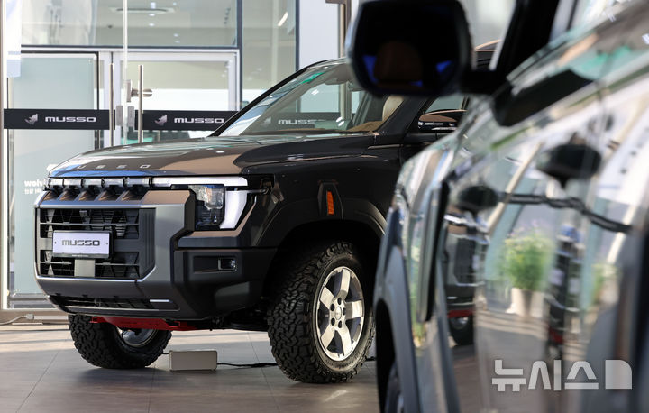 [고양=뉴시스] 조성우 기자 = KG모빌리티(KGM)가 30일 경기도 고양시 KGM 익스피리언스 센터 일산에서 열린 신차 공개 행사에서 신형 픽업트럭 '무쏘(MUSSO)'를 공개하고 있다. 2025.12.31. xconfind@newsis.com