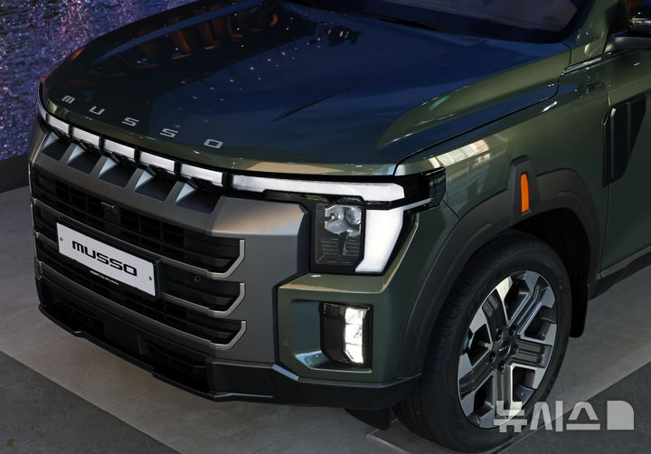 [고양=뉴시스] 조성우 기자 = KG모빌리티(KGM)가 30일 경기도 고양시 KGM 익스피리언스 센터 일산에서 열린 신차 공개 행사에서 신형 픽업트럭 '무쏘(MUSSO)'를 공개하고 있다. 2025.12.31. xconfind@newsis.com