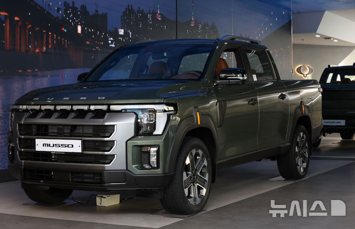 [고양=뉴시스] 조성우 기자 = KG모빌리티(KGM)가 30일 경기도 고양시 KGM 익스피리언스 센터 일산에서 열린 신차 공개 행사에서 신형 픽업트럭 '무쏘(MUSSO)'를 공개하고 있다. 2025.12.31. xconfind@newsis.com