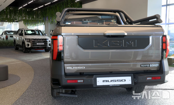 [고양=뉴시스] 조성우 기자 = KG모빌리티(KGM)가 30일 경기도 고양시 KGM 익스피리언스 센터 일산에서 열린 신차 공개 행사에서 신형 픽업트럭 '무쏘(MUSSO)'를 공개하고 있다. 2025.12.31. xconfind@newsis.com