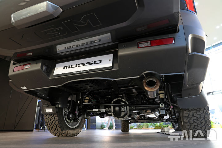 [고양=뉴시스] 조성우 기자 = KG모빌리티(KGM)가 30일 경기도 고양시 KGM 익스피리언스 센터 일산에서 열린 신차 공개 행사에서 신형 픽업트럭 '무쏘(MUSSO)'를 공개하고 있다. 2025.12.31. xconfind@newsis.com