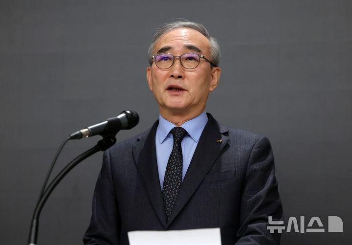 [서울=뉴시스] 홍효식 기자 = 김영섭 KT 대표이사가 지난달 30일 오후 서울 종로구 KT 광화문빌딩 웨스트 사옥에서 소액결제 피해 및 침해사고와 관련해 사과하고 있다. 2025.12.30. yesphoto@newsis.com