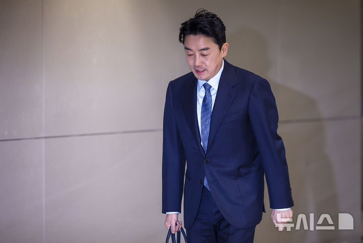 [인천공항=뉴시스] 정병혁 기자 = 전략경제협력 대통령 특사 자격으로 폴란드를 방문한 강훈식 대통령 비서실장이 30일 인천국제공항 제2터미널로 귀국하고 있다. 2025.12.30. jhope@newsis.com