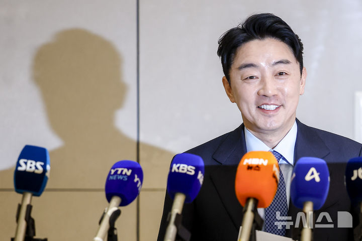 [인천공항=뉴시스] 정병혁 기자 = 전략경제협력 대통령 특사 자격으로 폴란드를 방문한 강훈식 대통령 비서실장이 30일 인천국제공항 제2터미널로 귀국하며 입장을 밝히고 있다. 2025.12.30. jhope@newsis.com