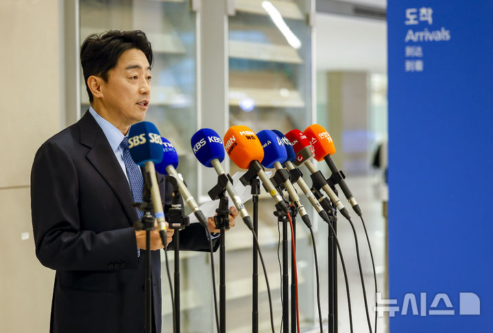 [인천공항=뉴시스] 정병혁 기자 = 전략경제협력 대통령 특사 자격으로 폴란드를 방문한 강훈식 대통령 비서실장이 30일 인천국제공항 제2터미널로 귀국하며 취재진 질문에 답하고 있다. 2025.12.30. jhope@newsis.com