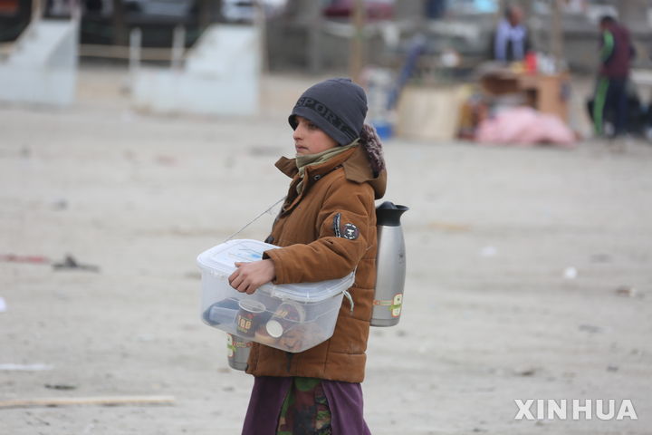 [신화/뉴시스] 카불 시내를 돌아다니며 아프간 차를 팔고 있는 행상 소녀
