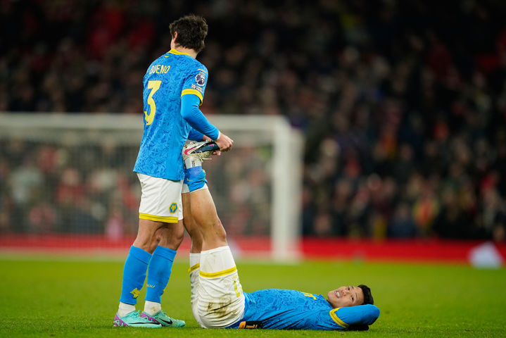 [맨체스터=AP/뉴시스] 울버햄프턴 원더러스의 우고 부에노가 30일(현지 시간) 영국 맨체스터의 올드 트래퍼드에서 열린 2025-26 프리미어리그 19라운드 맨체스터 유나이티드와 경기 중 쥐가 난 황희찬의 다리를 풀어주고 있다. 황희찬은 88분을 소화했고, 팀은 1-1 무승부를 기록했다. 2025.12.31.