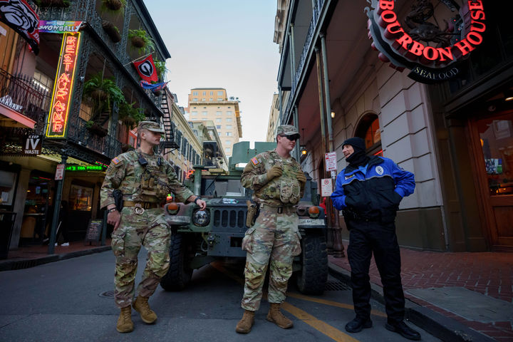 [뉴올리언스=AP/뉴시스] 루이지애나주 뉴올리언스의 프렌치 쿼터를 순찰하는 주 방위군이 2025년 12월 30일 거리를 수색하는 광경. 이 곳에서는 트럼프 정부의 군인가족 이민에 대한 혜택 말소로 신혼의 20대 미군 하사의 아내가 체포, 추방되는 사건이 일어나 미군의 신병 모병과 사기에 지장을 준다는 비판이 뒤따르고 있다. 2026. 04. 07. 