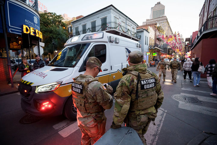[뉴올리언스=AP/뉴시스] 2025년 12월 30일 미 루이지애나주 뉴올리언스 프렌치쿼터의 버번 스트리트에서 새해맞이 행사를 앞두고 보안 강화를 위해 투입된 주 방위군이 순찰하고 있다. 루이지애나주에서는 라오스 신년 축제가 열린 4월4일에도 차량 돌진사고가 일어나 15명의 부상자가 발생했지만 고의 공격은 아니라고 발표되었다. 2026. 04. 05. 